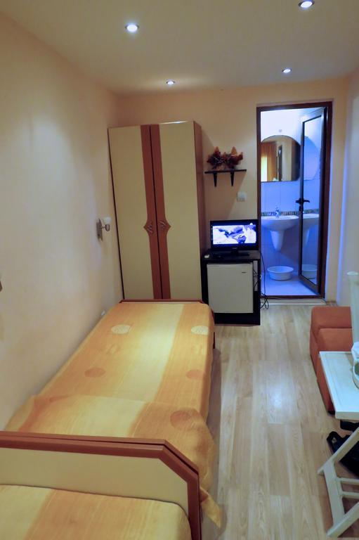 Family Hotel Lebed نيسيبار الغرفة الصورة